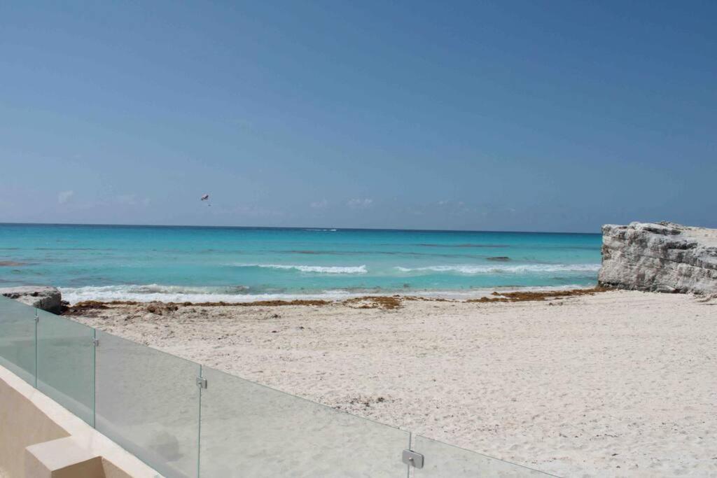 Beach Front Renewed Apartment Cancun Bagian luar foto