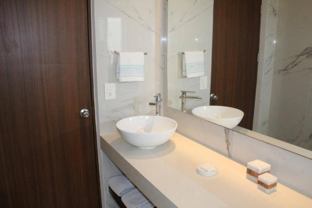 Beach Front Renewed Apartment Cancun Bagian luar foto